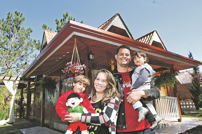 Casal Lilian e Elton aproveitou a semana de férias nas montanhas com os filhos Asafe, de 4 anos, e Daniel, de 1 ano (Foto: Kadidja Fernandes/ AT)
