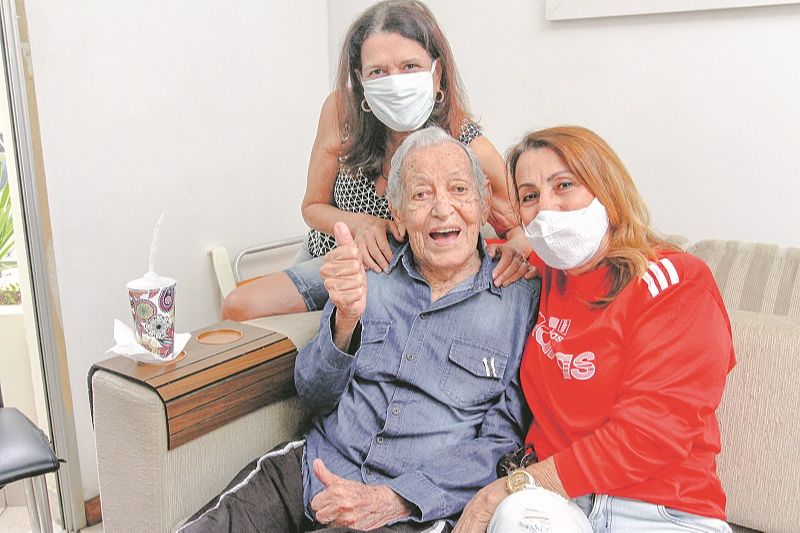 Seu Zé comemora com as filhas Maria Helena e Maria Áurea a vitória contra o novo coronavírus (Foto: Leone Iglesias/ AT/ 05/06/2020)