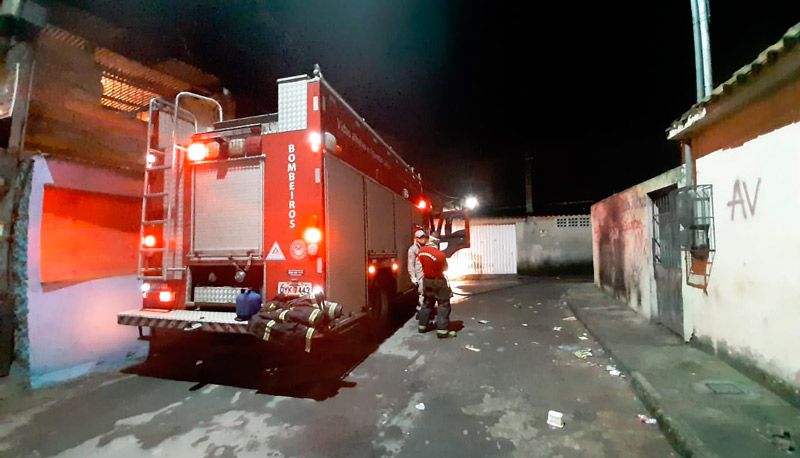 Equipes do Corpo de Bombeiros atuaram para combater as chamas (Foto: Divulgação / Corpo de Bombeiros)