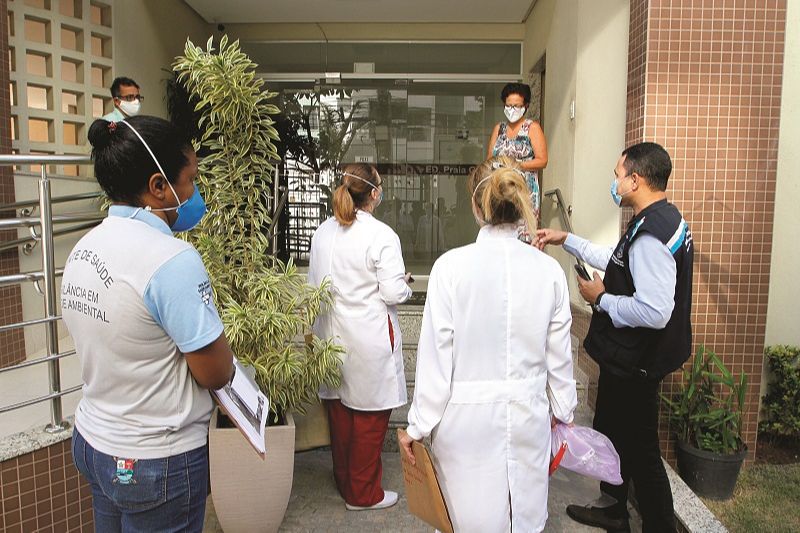 Moradora faz teste rápido em condomínio: seleção para receber profissionais de saúde é feita por sorteio. (Foto: Fábio Nunes/ Arquivo AT)