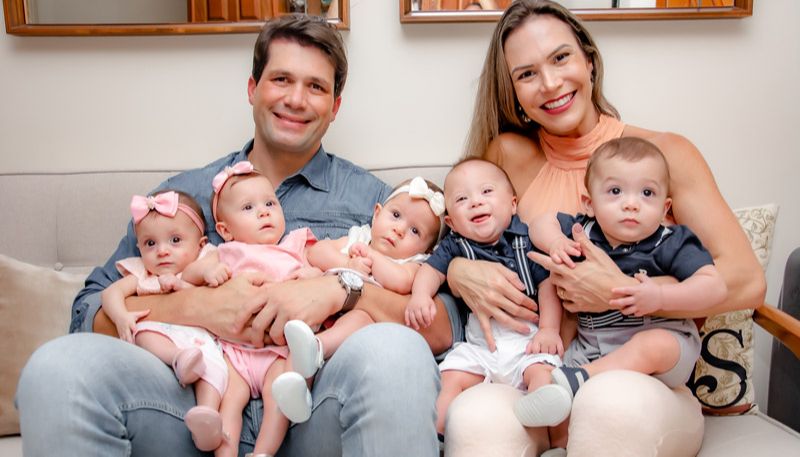 Jayme e Mariana com os cinco filhos: desafio diário de cuidar das crianças que completam o primeiro ano de vida (Foto: Paula Freire / Divulgação)
