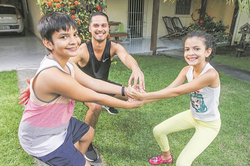 Engenheiro João Augusto pratica regularmente atividades em casa com os afilhados Gabriel, 13, e Mariana, 11 anos. (Foto: Beto Morais/AT)