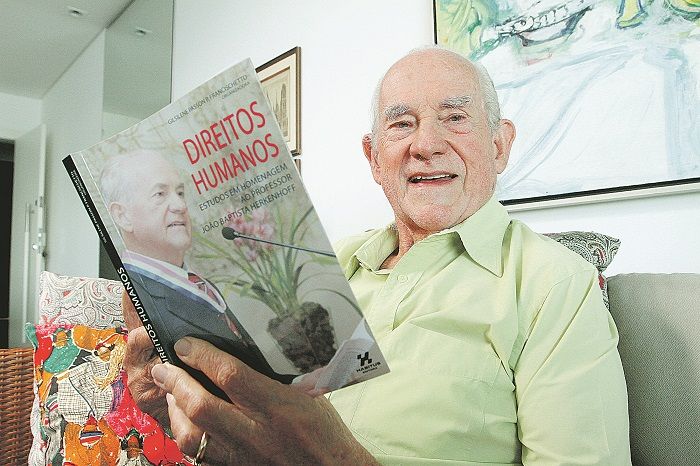 João Baptista Herkenhoff disse que o livro escrito por alunos foi o maior reconhecimento que recebeu na vida (Foto: Beto Morais/AT)