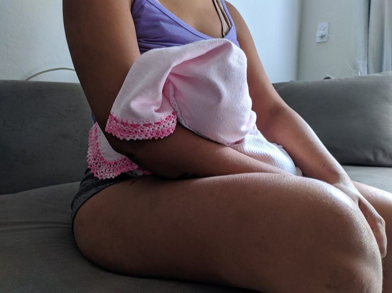 Jovem de 25 anos, com filha de 26 dias no colo, relata os momentos de desespero que viveu (Foto: Júlia Afonso)