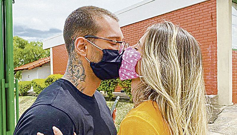 Cantor Lucas Lucco e Lorena Carvalho: beijo com máscara não impede disseminação do coronavírus (Foto: Reprodução / Instagram)