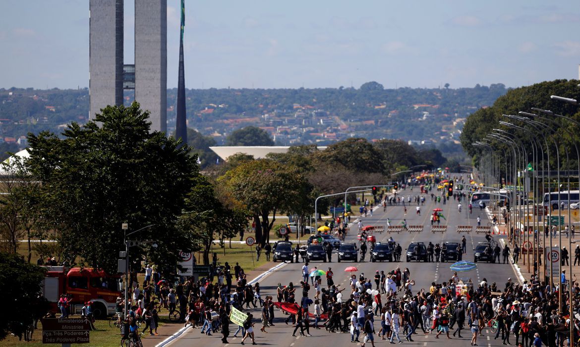 Manifestantes na rua neste domingo (Foto: Reuters/Adriano Machado)