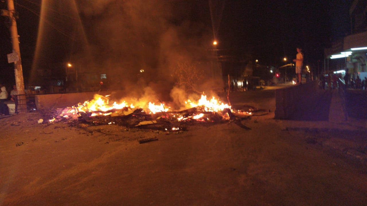 Manifestante colocam fogo em pneus em Jardim Marilândia, em Vila Velha. (Foto: Vitor Zucolotti)