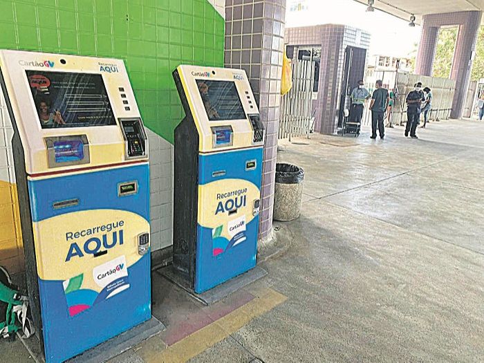 Máquinas que fazem a recarga do Cartão do Transcol instaladas no Terminal de Campo Grande, em Cariacica (Foto: Kadidja Fernandes/AT)