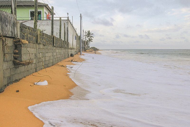Manguinhos, na Serra: moradores temem que o mar destrua as casas (Foto: Dayana Souza/ AT)
