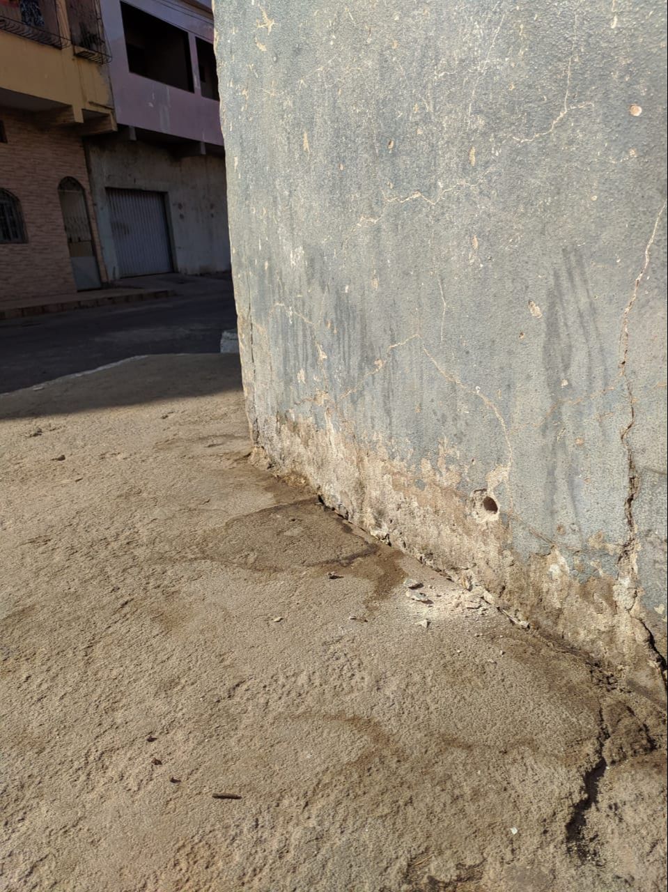 Marca de tiro no local onde o adolescente foi atingido, em Primeiro de Maio (Foto: Júlia Afonso)