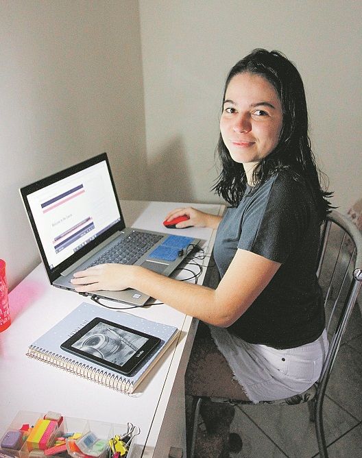 Brenda Schulz, 20, está aproveitando a quarentena para se aperfeiçoar (Foto: Fábio Nunes/AT)