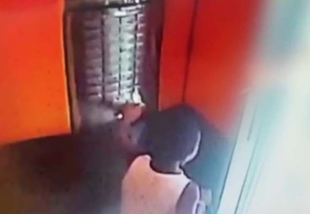 Câmera de segurança registrou o menino subindo ao 9º andar (Foto: Reprodução / Youtube)