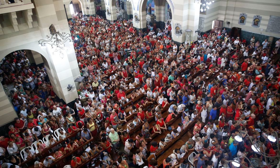 Missa com público (Foto: Tânia Rêgo/ Agência Brasil)