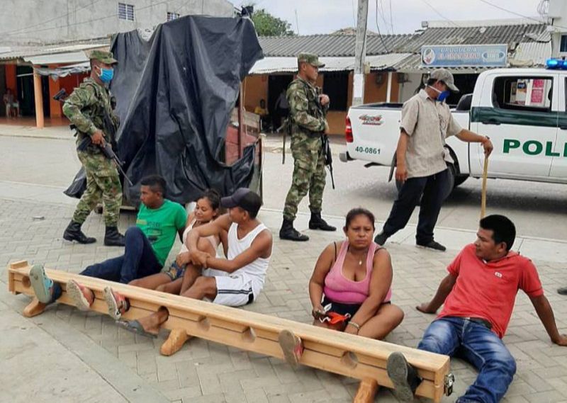 Morador que fura quarentena é preso em Tuchín, na Colômbia. (Foto: Reprodução/Facebook)