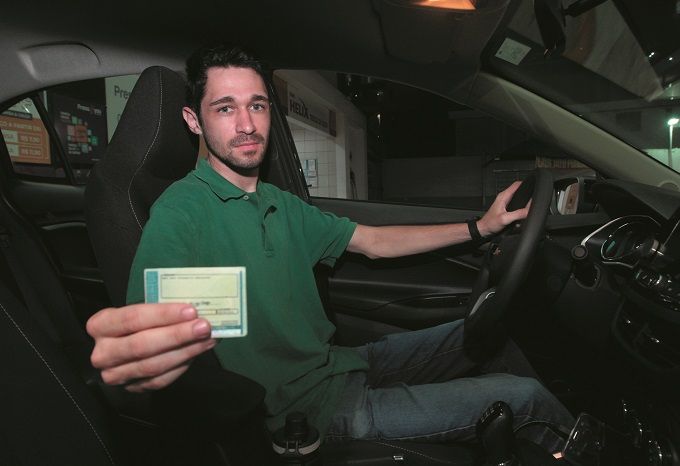 João Victor Costa Santos gostou da mudança de que a validade da Carteira Nacional de Habilitação (CNH), passa de 5 para 10 anos (Foto: Beto Morais/AT)