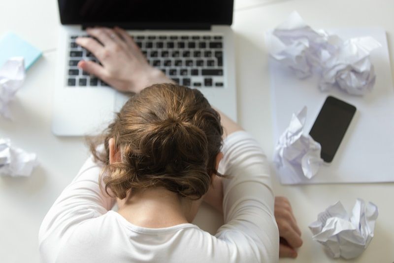 Mulher cansada no trabalho home office (Foto: Freepik)