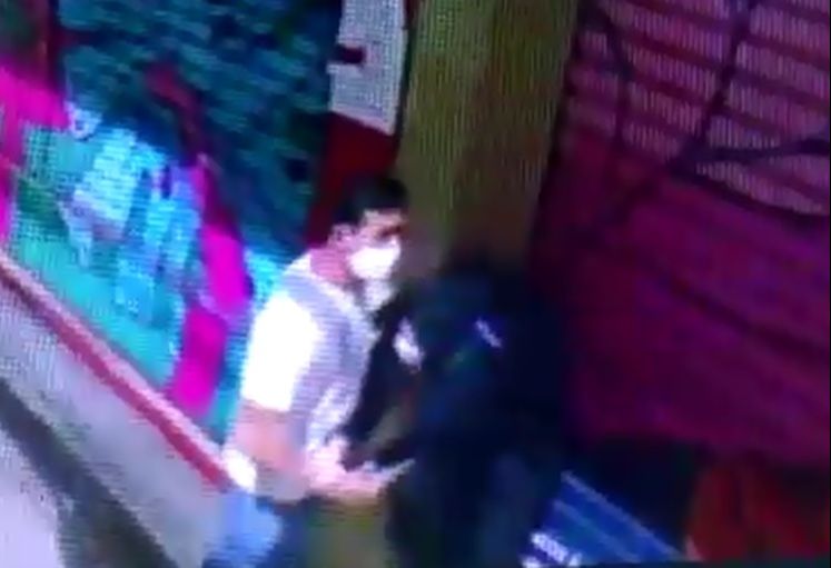 Homem ataca mulher com faca (Foto: Reprodução/Vídeo)