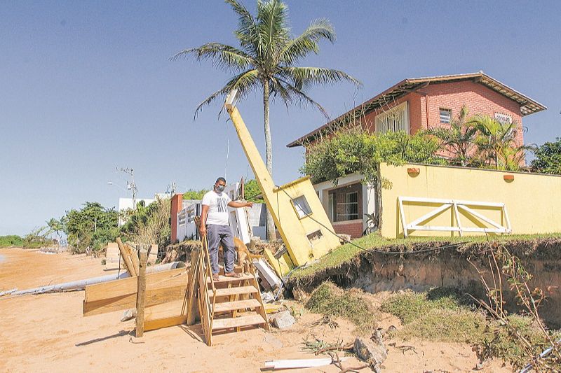 Renato mostra destruição causada em sua casa pela ressaca do mar (Foto: Fábio Nunes/ AT)