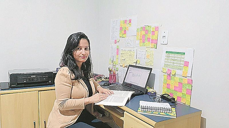 A candidata Nara Brito, 32, estuda desde 2018, direcionada à área fiscal, pensando em cargos nas secretarias da Fazenda estaduais ou na Receita Federal. Ela diz que mantém o foco e os pés no chão, apesar das notícias do governo. (Foto: Acervo Pessoal)