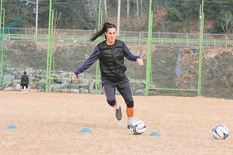 Nathane calibra o pé para o início da temporada no futebol sul-coreano pelo KSPO (Foto: Acervo Pessoal)