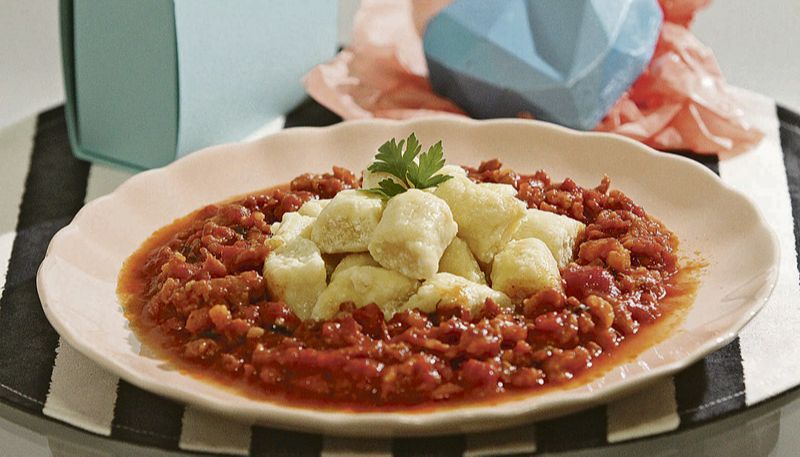 Nhoque de ricota com ragu de linguiça é uma das sugestões para deixar o Dia dos Namorados mais especial (Foto: Beto Morais/AT)