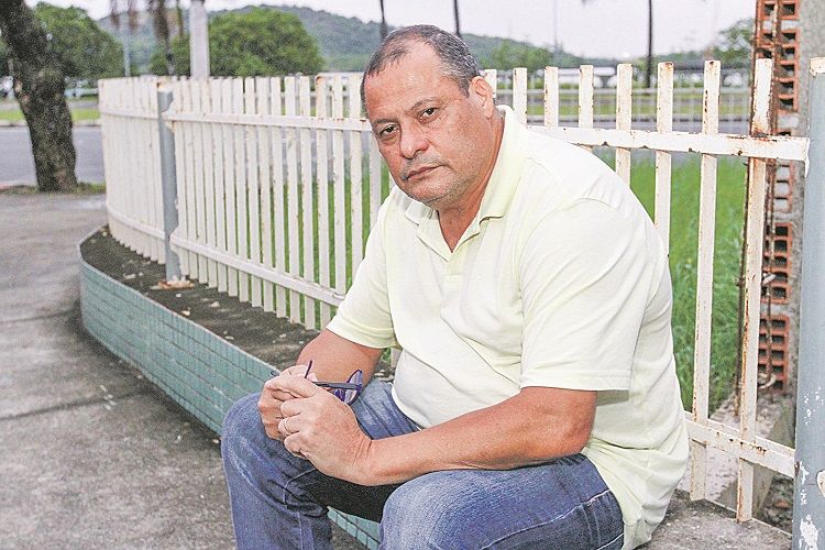 O estivador aposentado João Carlos dos Santos, 58, possui 5 empréstimos (Foto: Leone Iglesias/AT)