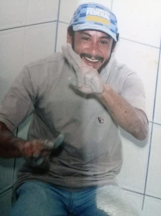 O pedreiro Wilson Couto do Nascimento, de 51 anos, foi executado por engano, na frente da filha de 2 anos (Foto: Divulgação/PCES)