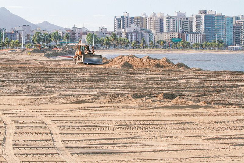 Obras contra erosão em Camburi: a praia passa a ter 59 metros de areia entre o calçadão e o mar (Foto: Fábio Nunes/ AT)