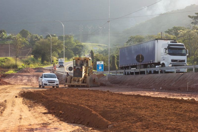 Obras na BR-101, em Guarapari (Foto: Roberta Bourguignon)