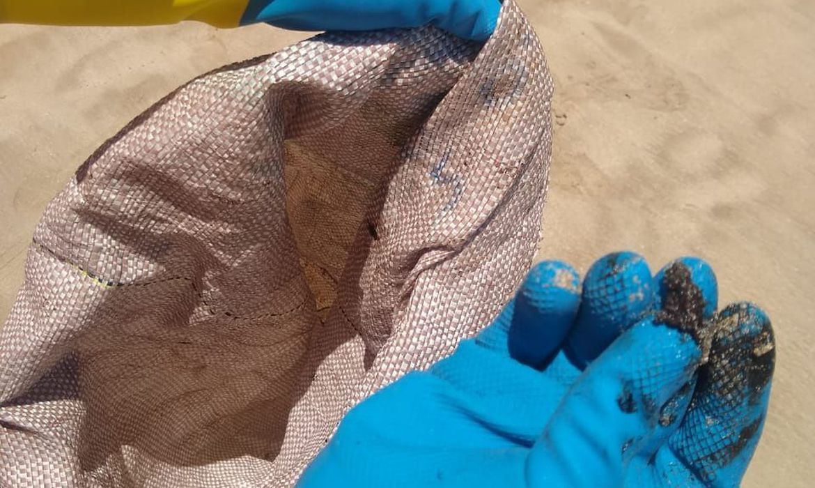 Novas manchas de óleo foram encontradas (Foto: João Mendes / Agência Brasil)