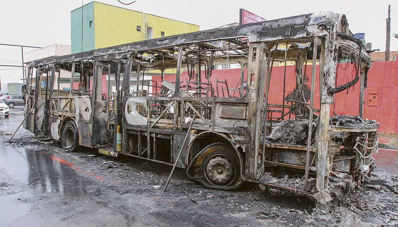 Ônibus já destruído e em chamas, carro e caminhão queimados: os três veículos foram alvo de ataques cometidos por traficantes com o intuito de mostrar força e poder diante da polícia (Foto: Leonardo Bicalho / AT)