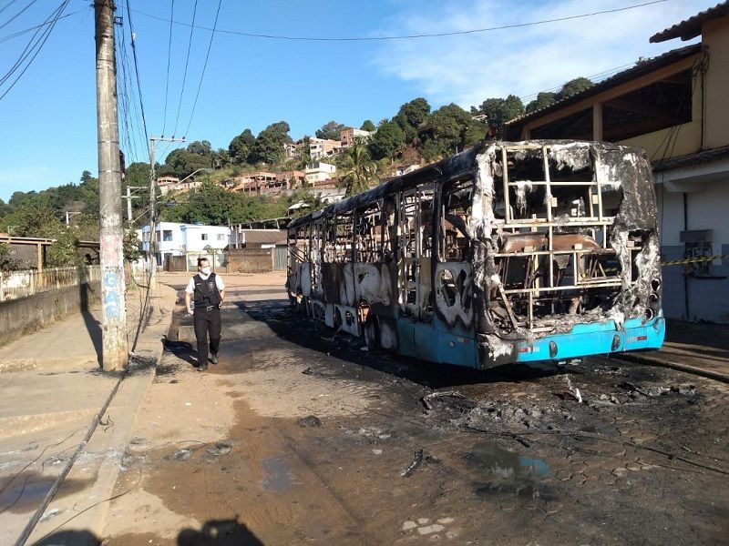 Ônibus incendiado em Porto de Cariacica foi periciado pela Polícia Civil (Foto: Fábio Nunes/AT)