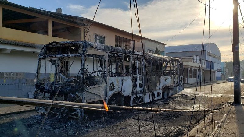 Ônibus incendiado em Porto de Cariacica (Foto: Suzy Faria)