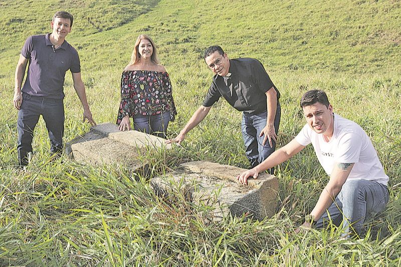 s historiadores André e Maria Helena com o padre José Carlos e Raphael no local das ruínas, em Castelo. (Foto: Alessandro de Paula/AT)