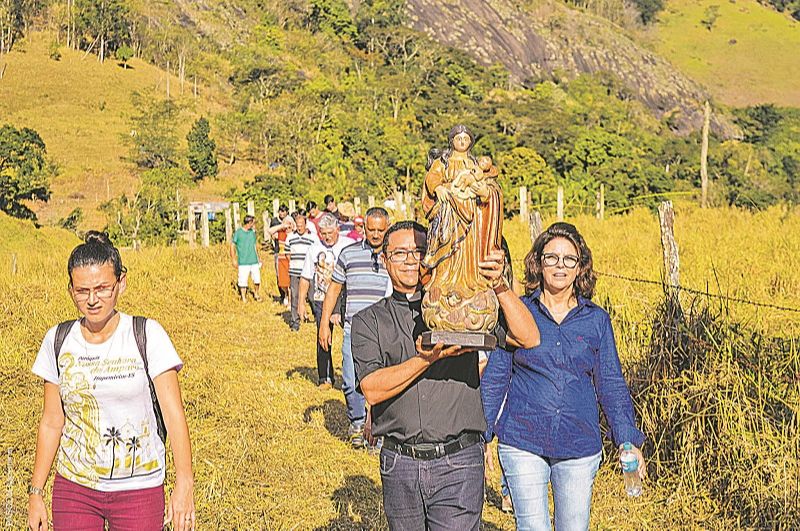 Padre José Carlos leva imagem da santa no percurso do Caminho do Amparo. (Foto: Acervo Pessoal)