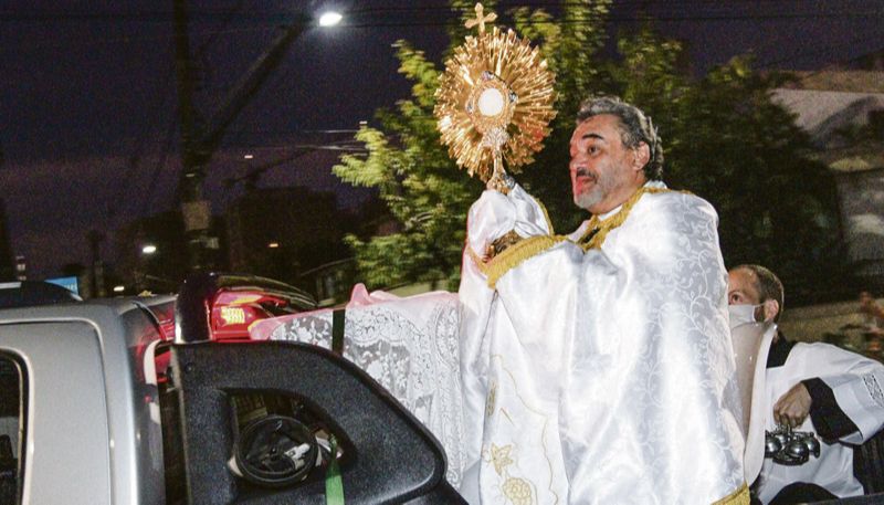 Padre Theodosio Cesar conduziu o Santíssimo pelas ruas da Mata da Praia, em Vitória, emocionando os fiéis (Foto: Leone Iglesias / AT)