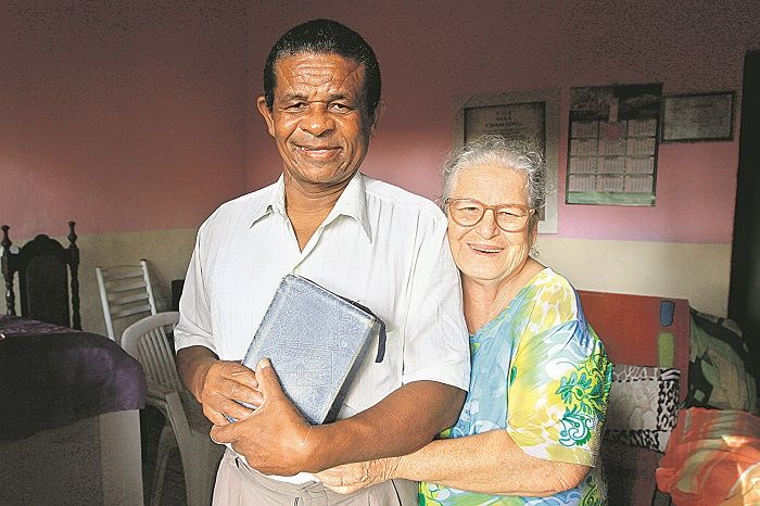Pastor Evandro com a mulher, Onércia, de 66 anos, e a Bíblia, já em casa. “Quero ficar perto da minha família e aproveitar ainda mais a vida”, disse ele (Foto: Dayana Souza/AT)