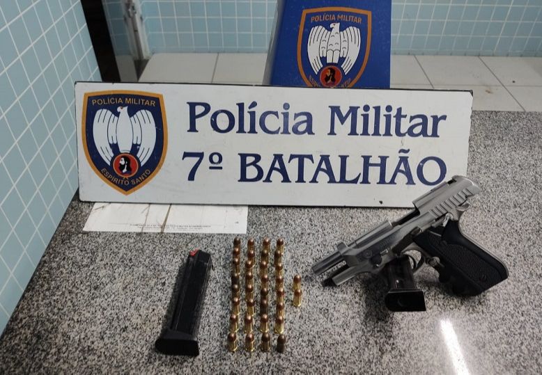 Pistola apreendida no bairro Operário, em Cariacica. (Foto: Divulgação PM)