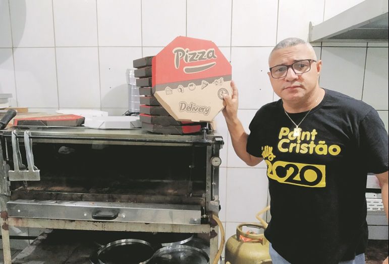 O empresário Naldo Andrade, de 41 anos é dono de uma pizzaria em Feu Rosa (Foto: Acervo pessoal)