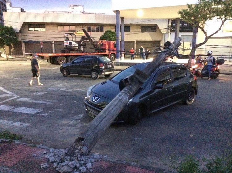 A grávida precisou ser levada para o Cias, onde recebeu os primeiros socorros. Ela sofreu uma pequena luxação no pescoço, mas ela e a criança passam bem. (Foto: Leone Iglesia/AT)