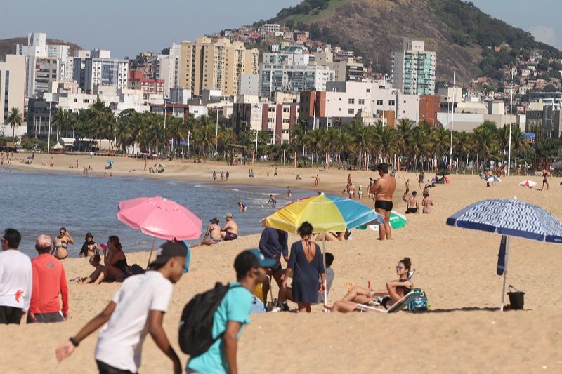 Pessoas curtem o sol durante pandemia da Covid-19, na praia de Camburi, neste domingo (14) (Foto: Beto Morais/AT)