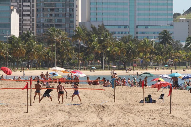 Grupo pratica voleibol na praia da Curva da Jurema, em Vitória, neste domingo (14) (Foto: Beto Morais/AT)