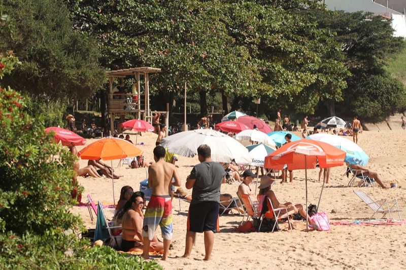Praia na Ilha do Boi, neste domingo (14) (Foto: Beto Morais/AT)