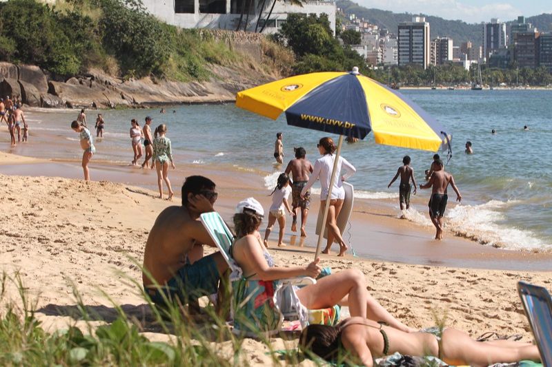 Pessoas aproveitam dia de sol em meio à pandemia de Covid-19, na Ilha do Boi, neste domingo (14) (Foto: Beto Morais/AT)