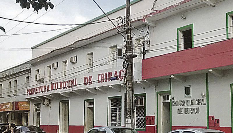 Sede da Prefeitura de Ibiraçu: processo seletivo aberto para operador de máquinas pesadas e fiscal de obras (Foto: Divulgação)