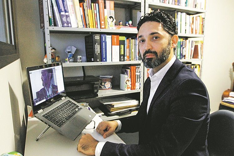 Professor Halley Mendes supervisiona os atendimentos em Direito Penal no Núcleo de Prática Jurídica da Faesa (Foto: Fabio Nunes/AT)