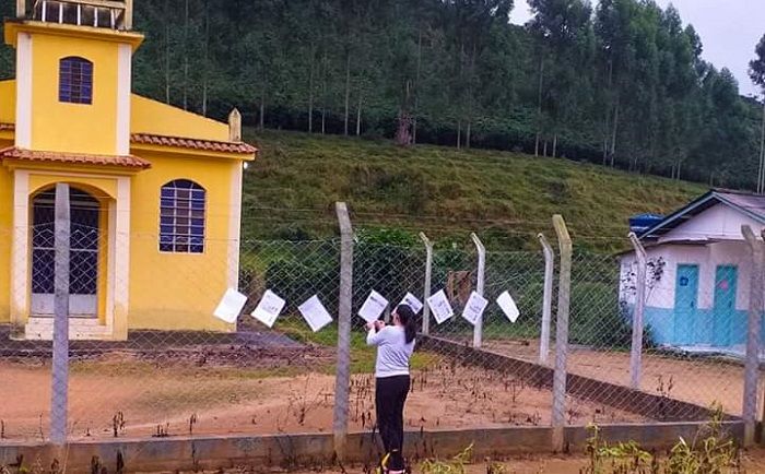 Em Irupi, professora pendura atividades de alunos no alambrado para os pais buscarem (Foto: Divulgação/Prefeitura de Irupi)