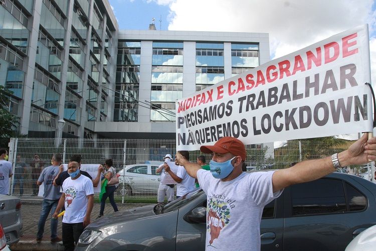 Protesto na Serra pela reabertura do comércio nesta segunda-feira (15/06) (Foto: Kadidja Fernandes/AT)