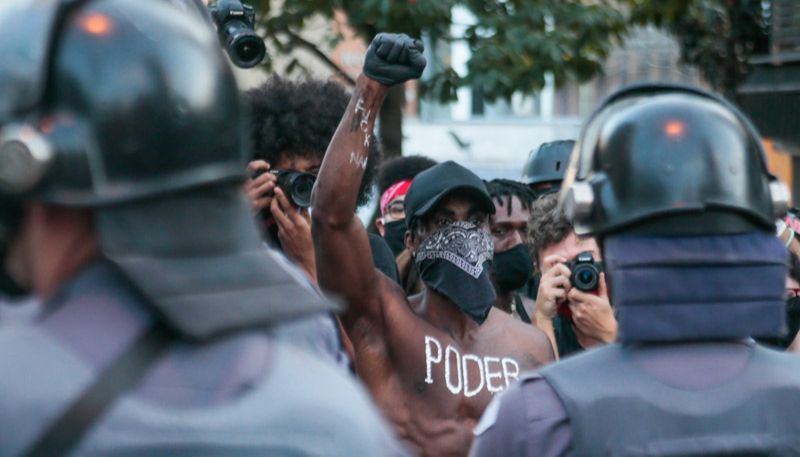Manifestantes durante protesto na Rua dos Pinheiros na cidade de São Paulo, neste domingo (7) (Foto: Marcello Zambrana / Agência Estado)