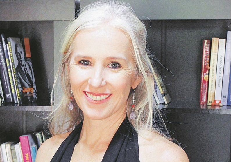 Raíssa Völker: “Tem muitos pais que não ocupam seu lugar de adulto. Eles ficam barganhando o amor dos filhos. Os pais têm de abrir mão da necessidade de serem adorados pelos filhos, para poder dizer o que precisa ser dito. Criar filhos com autoridade dá trabalho” (Foto: Divulgação)